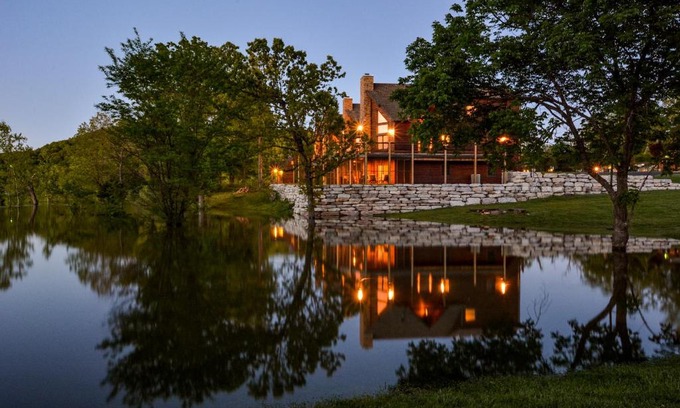 Lampe House | Luxury Lakefront Chalet Resort 2 Pools FREE Amenities Dock MiniGolf Waterslide
