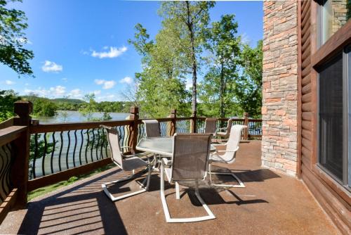 Lampe House | Luxury Lakefront Chalet Resort 2 Pools FREE Amenities Dock Kayaks Waterslide