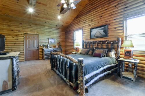 Lampe House | Luxury Lakefront Chalet Resort 2 Pools FREE Amenities Dock Kayaks Waterslide