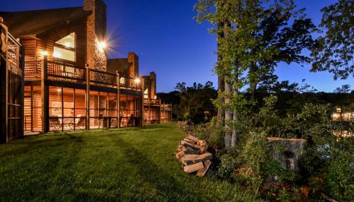 Lampe House | Luxury Lakefront Chalet Resort 2 Pools FREE Amenities Dock Kayaks Waterslide