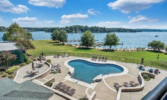 Westlake Corner Condo | Luxury Lakefront Condo In The Heart of Smith Mtn. Lake! 4BR 3BA!