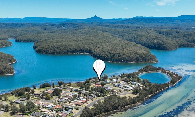 Burrill Lake House | Luxury Lakefront Hideaway - Your relaxing south coast getaway awaits on the lake