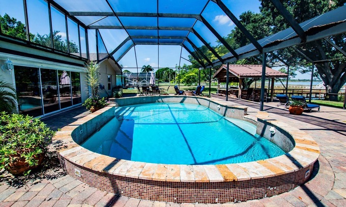 Lake Hamilton House | Luxury Lakefront | Heated Salt Pool, Dock & Kayaks | Home Theatre & EV Charger | Near Theme Parks