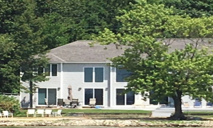 Beulah House | Luxury Lakefront Home