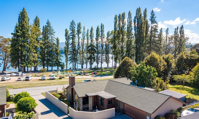 Wanaka House | Luxury Lakefront Home with Sensational Views