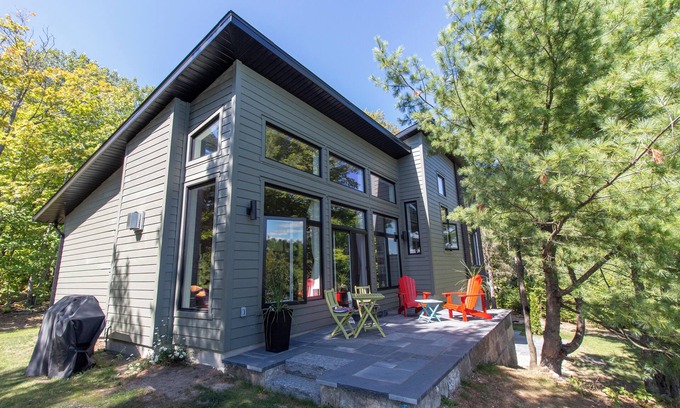 McDougall Cottage | Luxury Lakefront Retreat | 3 bed,3 bath, near Parry Sound | Save on Weekly Stays