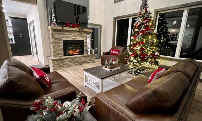 Kimberling City House | Luxury Lakefront Lodge 3 - FREE HUGE Pool/Hot Tub - FREE MINI GOLF
