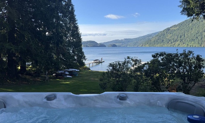 Sedro-Woolley House | Luxury Lakefront Gathering Place with Private Dock