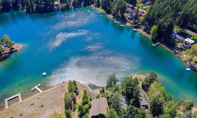 Mason County House | Luxury Lakehouse on Maggie lake w/AC, outdoor fireplace, BBQ & water activities