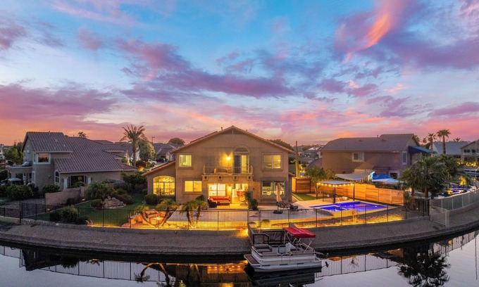 Mohawk HOA House | Luxury Lakehouse, Putting Green, Heated Pool with Sunken bar