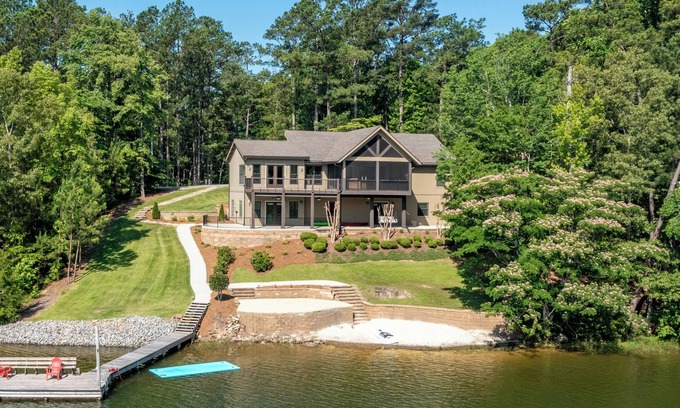 Jacksons' Gap House | Luxury Lakehouse! Sleeps 15, Pets Welcome!