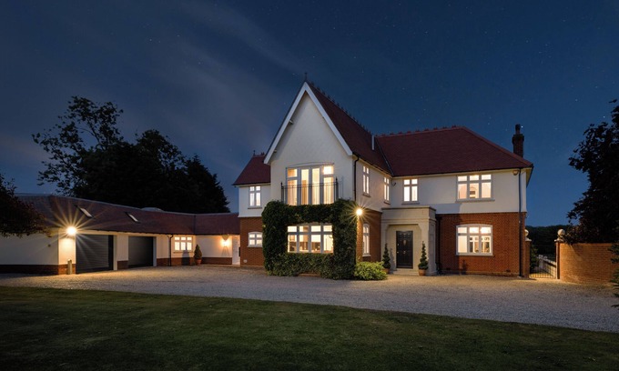 Herongate House | Luxury Lakeside Escape with pool – Near London