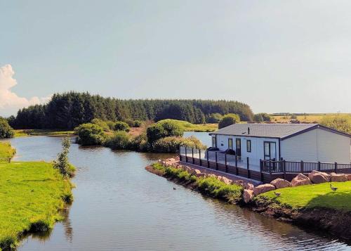 Lockerbie Apartment | Luxury Lakeside Lodge with HTub Beautiful Views