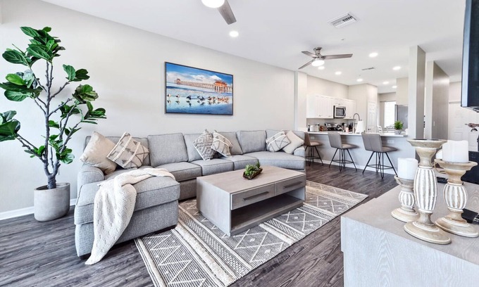 Naples Condo | Luxury Lakeview Condo - Golf - Screened Lanai - Resort Pool - Hot tub - Gym