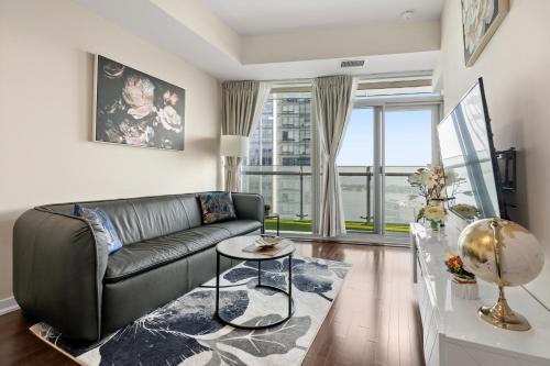 Toronto Entertainment District Apartment | Luxury lakeview near Scotiabank Arena with free parking