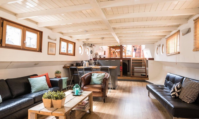 Jordaan Boat Rental | Luxury large houseboat in the famous Jordaan district