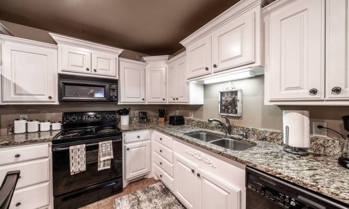 Lubbock House | Luxury Living Duplex B - 4BR/3BA - South Lubbock