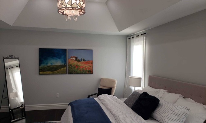 Cottam House | Luxury Living in a serene neighborhood, perfect for vacation & Corporate getaway