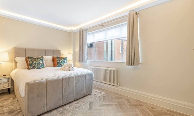 Knightsbridge Apartment | Luxury Living in Knightsbridge | Balcony Views of Harrods, 2BR/2BA with AC