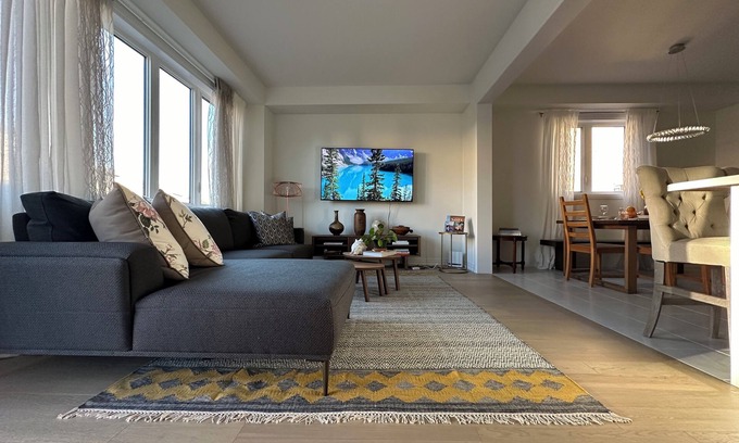 Thorold House | Luxury Living Near Niagara-New Spacious 4-Bed, 1-King Bed