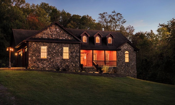 Front Royal Cabin | Luxury Lodge Fire Pit, Hot Tub, & Sauna
