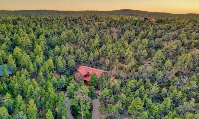 Sierra Pines Cabin | π LUXURY LODGE - SLEEPS 26 - 5,000 SQ FT - 6BD 4BA - GAME/THEATER - 1.5 ACRES