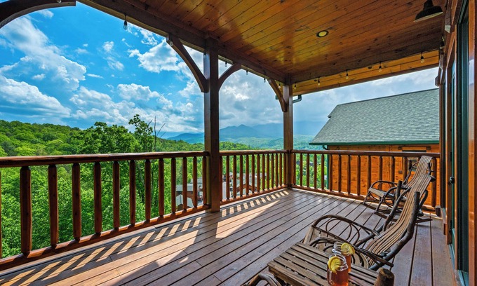 Gatlinburg Cabin | Luxury Lodge Spectacular Views From 3 Huge Covered Decks! 1.5 MI To Downtown!