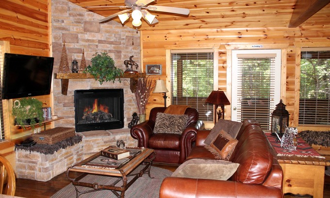 Branson Cabin | Luxury Log Cabin - Fireplace - Bath - WIFI - Cable - Porch - Pool - Resort