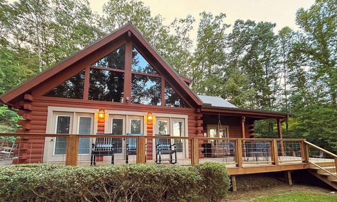 Bryson City Cabin | Luxury Log Cabin. Hot Tub. Pool Table. Secluded. Close to Town and Train Depot.