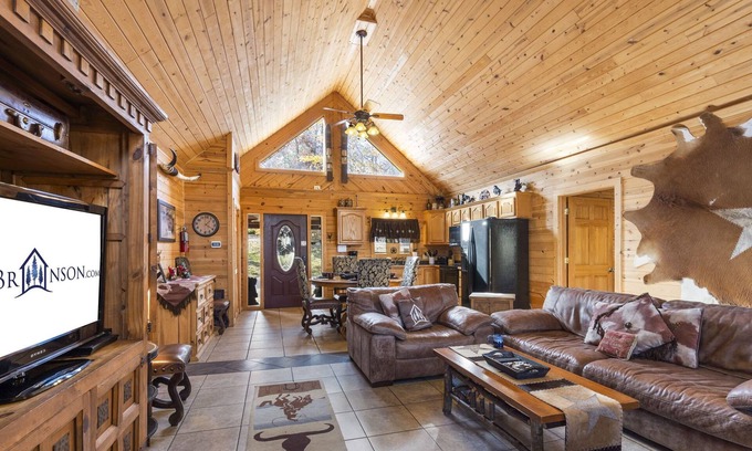 Branson Cedars Cabin | Luxury Log Cabin Over 2400 Sq Ft-GameTable-Free Tickets-Hot Tub-CarCharger