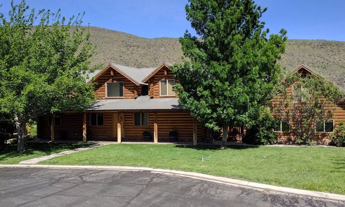 Toquerville Cabin | Luxury Log Home Retreat near Zion National Park