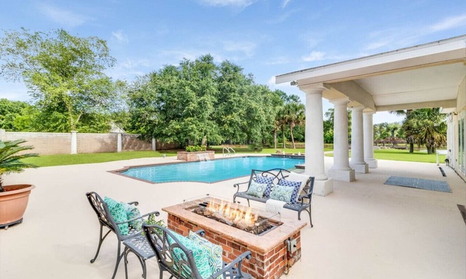 New Iberia Apartment | Luxury Mansion on pond + pool + gameroom