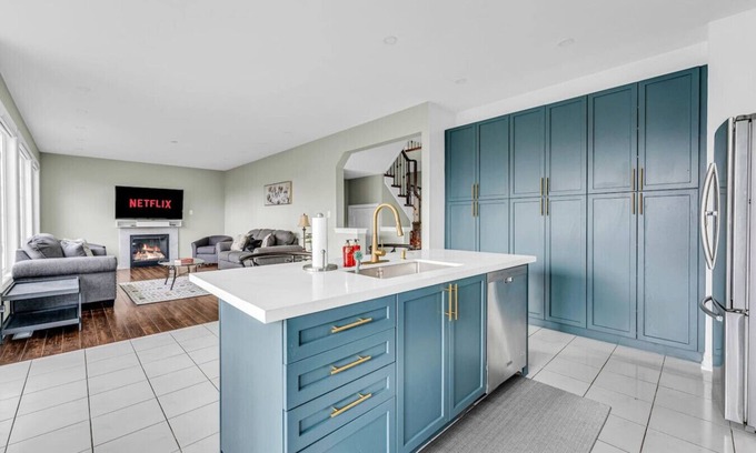 Thorold House | Luxury Mansion with Chefs Kitchen by Niagara Falls