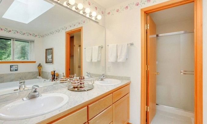 Kenmore House | Luxury Master bedroom and private bathroom: jacuzzi/hot tub .