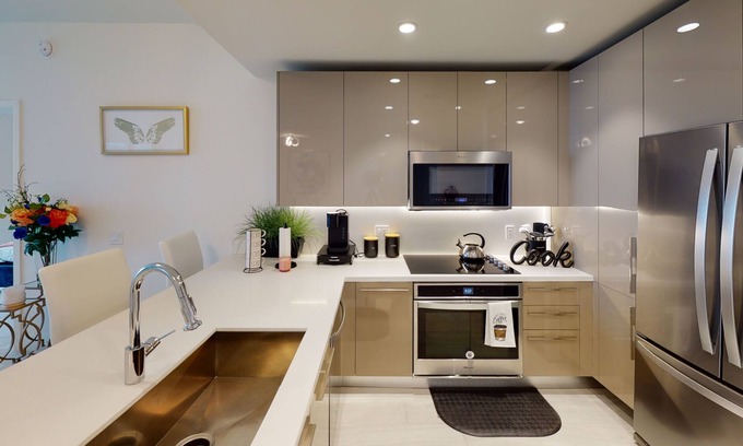 Sunrise Condo | Luxury Miami Suite