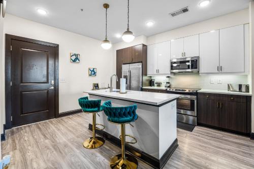 Midtown Apartment | Luxury Midtown Atlanta Retreat- Balcony Gym and Pool by Ponce City Market & Atlantic Station