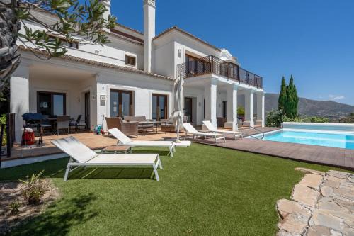 Benahavis Villa | Luxury Modern 5BR Villa - Infinity pool & Panoramic sea views