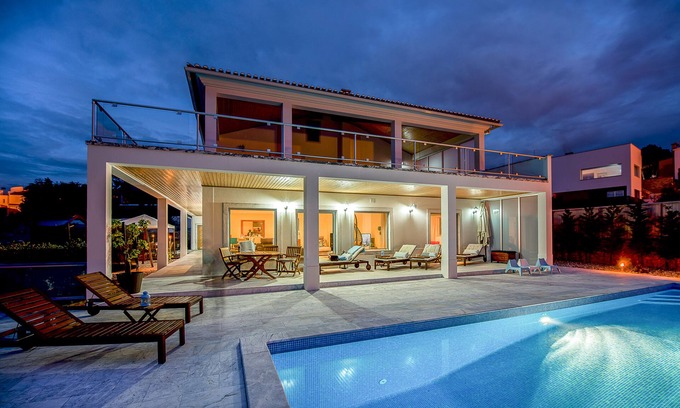 Foz do Arelho Villa | Luxury modern family villa with lagoon views, private heated pool, free wifi