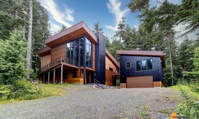 Alyeska House | Luxury Modern Mountain Home 1/2 mile from Ski Resort
