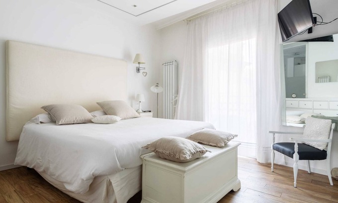 Chinatown Apartment | Luxury modern one bedroom with hot tub