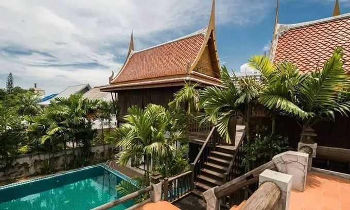 Na Kluea Villa | Luxury Modern Thai Style 5 Bedroom Pool Villa with WiFi and AC in Pattaya