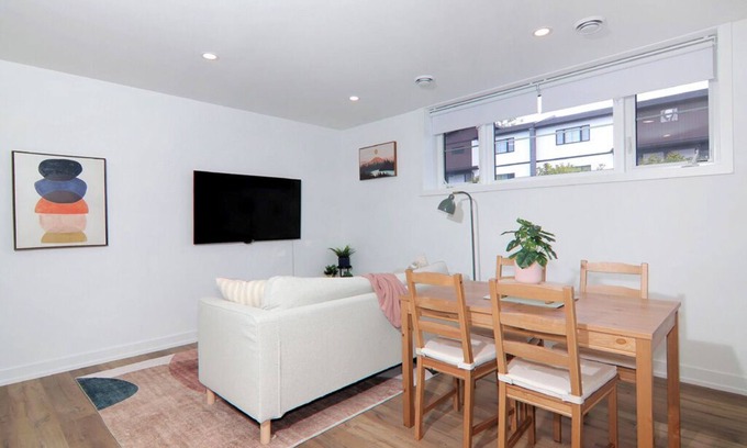 Niagara Falls House | Luxury Modern Townhouse Six Minutes to the Falls