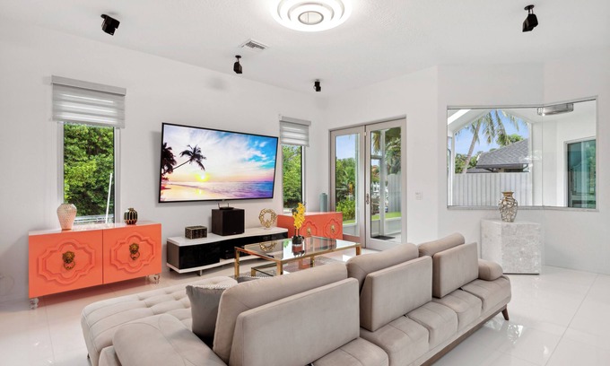 Palm Beach Gardens House | ποΈ Luxury Modern Waterfront House π Best Location! King Bed Suit!