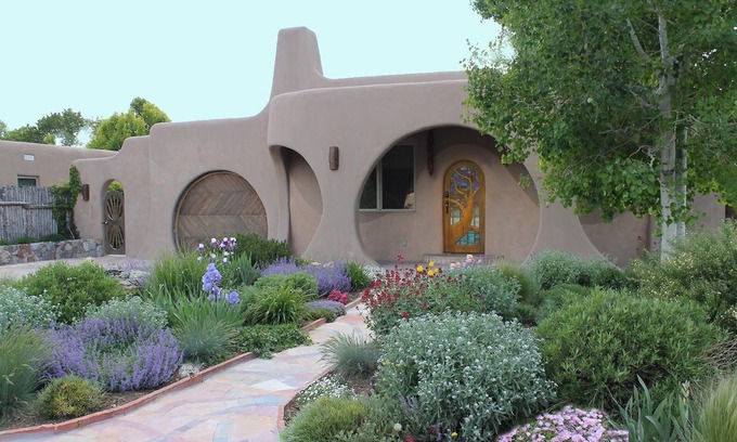 South Capitol House | Luxury Mosaic Masterpiece: Santa Fe Hobbit House centrally located to SF Plaza.