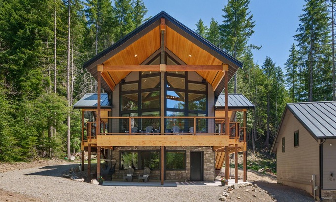Enumclaw House | Luxury mountain cabin, near Crystal Mountain & Mt. Rainier