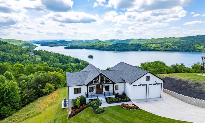 Maynardville Other | Luxury Mountain & Norris Lake Chateau w/Chef's Kitchen, Spa, Kayaks, & Sunset