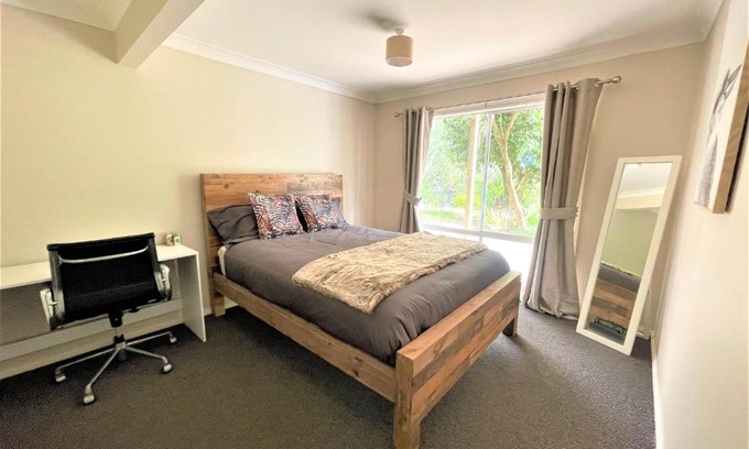 Sydney House | Luxury Mountain Retreat with Gym, Heated Private Pool & Bush Views