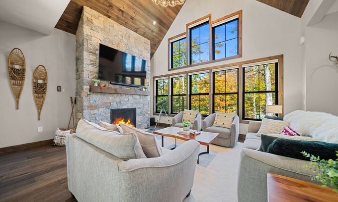 Lincoln House | Luxury Mtn Retreat I Hot Tub I Arcade I Custom Bunk Beds