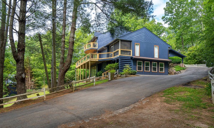 Gatlinburg - Pigeon Forge House | Luxury, Multi-Family Retreat with Million Dollar Views, for up to 18 people!