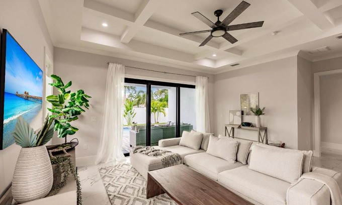 Naples Park House | Luxury Naples 4br W Pool Near Vanderbilt Beach